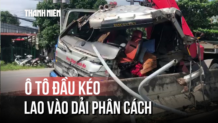 Hoảng hồn vì ô tô đầu kéo có cần cẩu lao thẳng vào dải phân cách