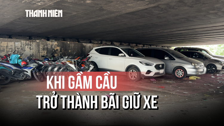 Khi gầm cầu trở thành bãi giữ xe, người dân TP.HCM nơm nớp lo cháy nổ