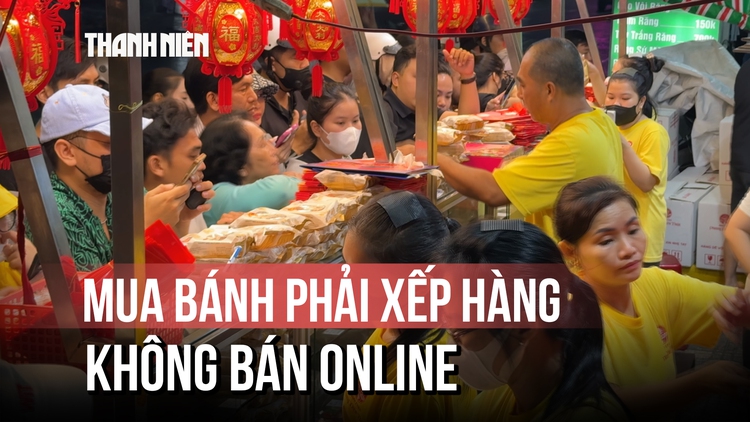 Nườm nượp đội mưa chờ mua bánh Phương Diêm Thuận