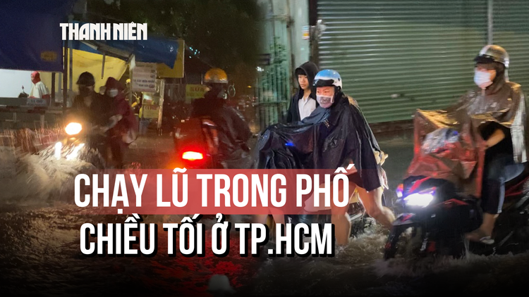 Người dân TP.HCM 'chạy lũ trong phố' sau mưa lớn