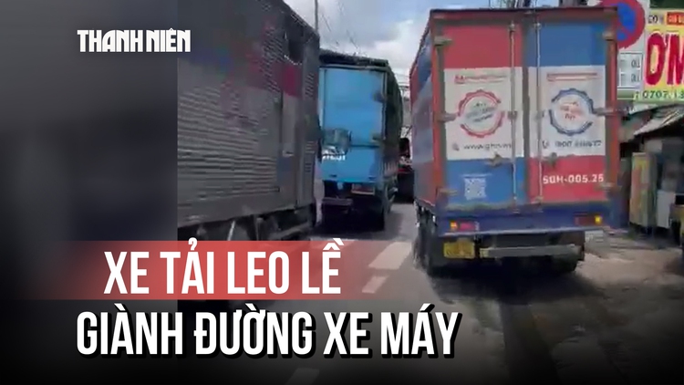 Xe tải leo lề, giành đường xe máy trong lúc ùn ứ nghiêm trọng
