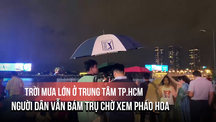 Mưa lớn, người dân vẫn bám trụ ở trung tâm TP.HCM chờ xem pháo hoa mừng Quốc khánh