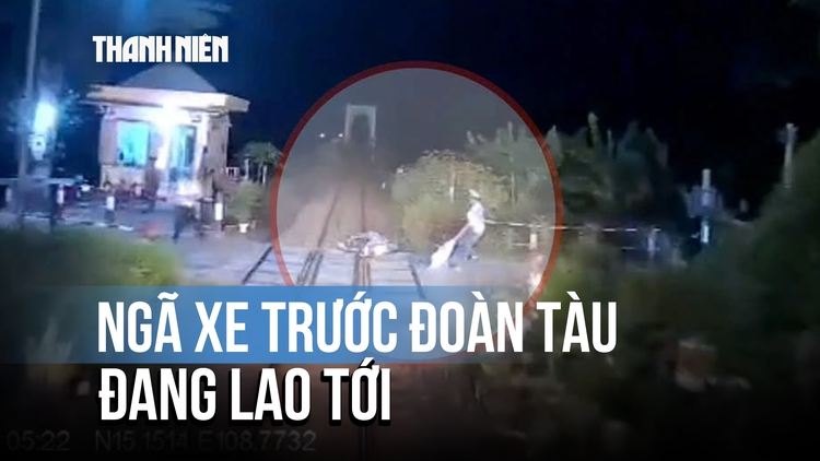 Ngã xe trên đường ray, nhân viên gác chắn liều mình cứu người trong gang tấc