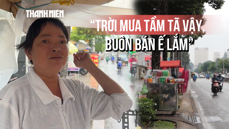 Mưa lớn từ sáng sớm ở TP.HCM, tiểu thương than buôn bán ế ẩm