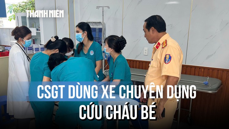 CSGT dùng xe chuyên dụng cứu bé trai 1 tuổi
