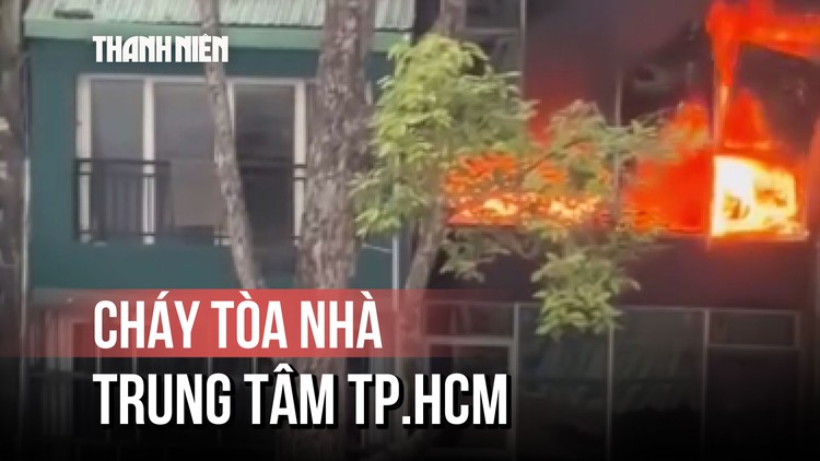 Hoảng hốt vì tấm kính rơi từ lầu cao trong hỏa hoạn ở TP.HCM