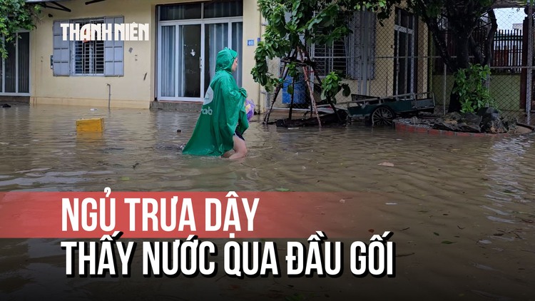 Ngủ trưa dậy, người dân giữa Đồng Hới bàng hoàng thấy nước tràn nhà quá đầu gối!