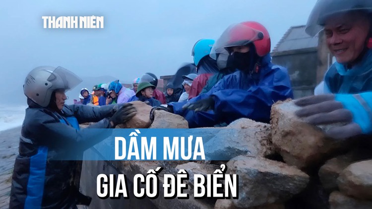 Hà Tĩnh: Hàng trăm người dầm mưa gia cố đê biển sạt lở