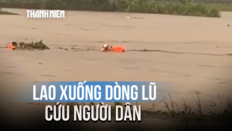 Thót tim cảnh đại úy công an lao xuống dòng lũ cứu người dân ở Phú Thọ