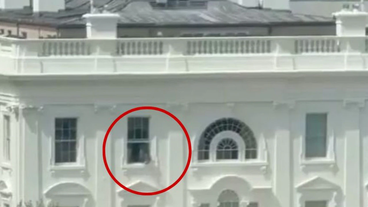 Bí ẩn chiếc túi ném qua cửa sổ Nhà Trắng: Ông Trump nói gì?