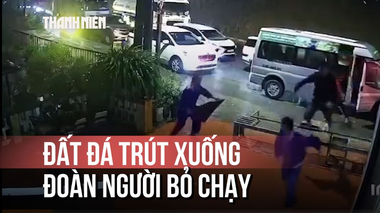 Đất đá ầm ầm trút xuống quốc lộ 4D, hành khách thoát chết trong gang tấc