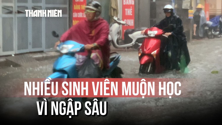 Ngập lụt tại Hà Nội, nhiều sinh viên muộn học vì hỏng xe