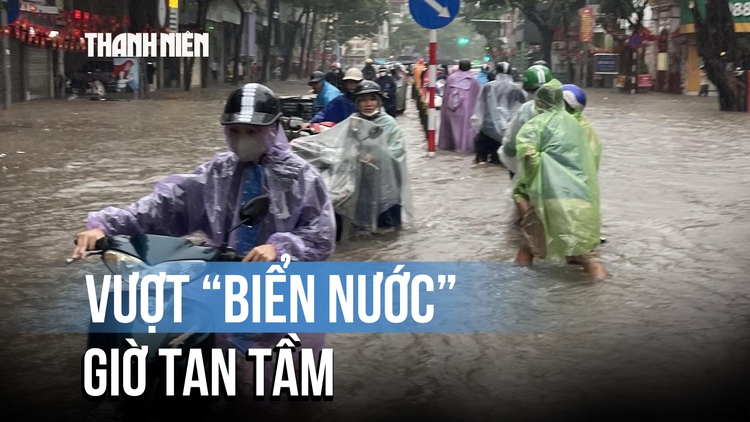 Người dân Hà Nội chật vật vượt ‘biển nước’ giờ tan tầm
