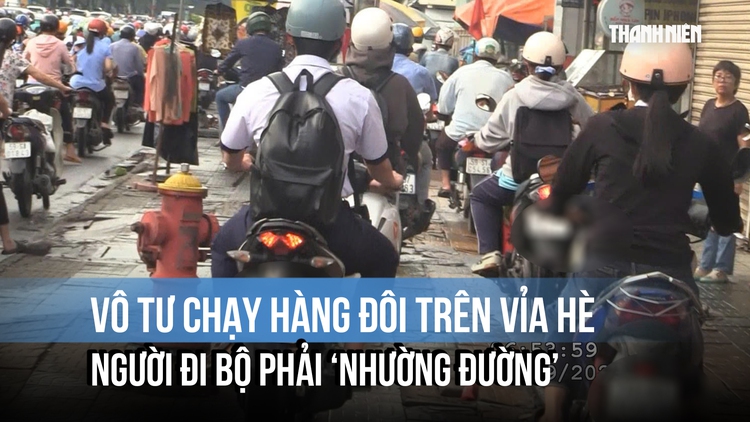 Xe máy vô tư chạy hàng đôi trên vỉa hè, người đi bộ phải ‘nhường đường’