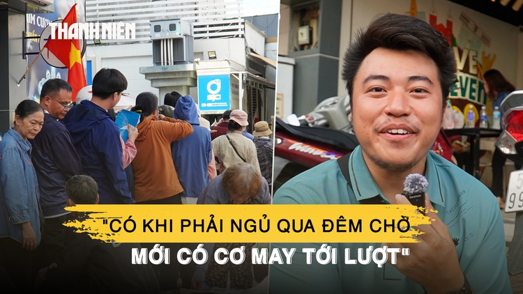 Xếp hàng 9 tiếng chờ mua vàng