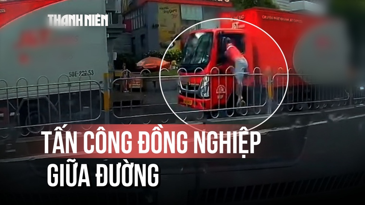 Tài xế dừng xe tải rồi tấn công đồng nghiệp giữa đường