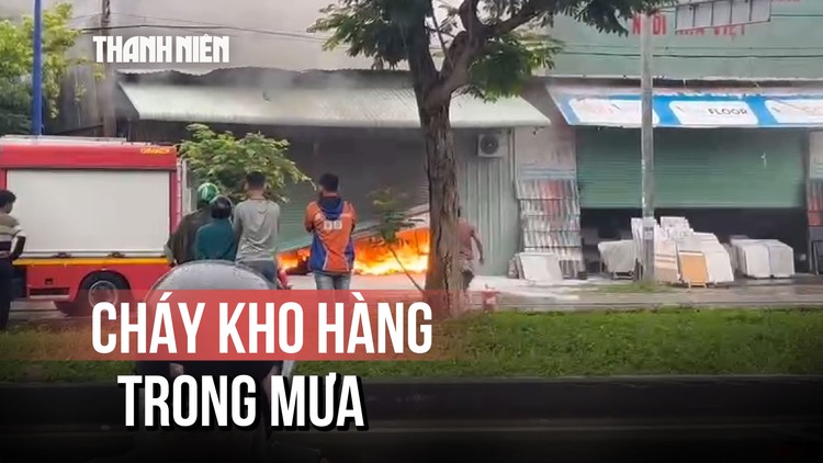Kho hàng cháy lớn trong cơn mưa chiều cuối tuần