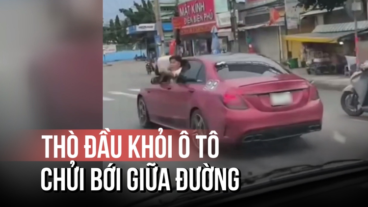 Tài xế ô tô thò đầu ra ngoài chửi bới, chèn ép xe tải