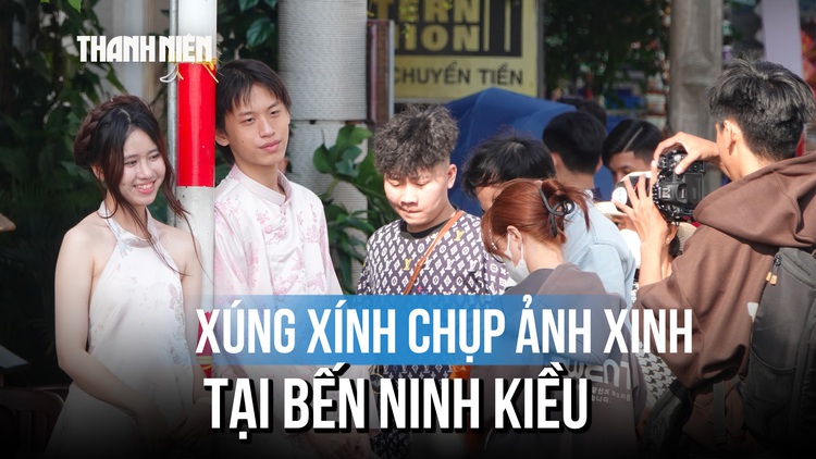 Giới trẻ xúng xính áo quần về Bến Ninh Kiều chụp ảnh đầu năm