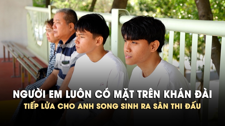Em trai luôn đến sân bóng tiếp lửa cho người anh song sinh ra sân thi đấu