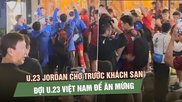 U.23 Jordan sang khách sạn U.23 Việt Nam ăn mừng, HLV Kim cười bẽn lẽn