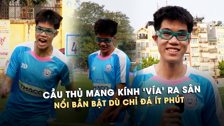 Cầu thủ mang kính ‘vía’ ra sân, nổi bần bật dù chỉ đá ít phút