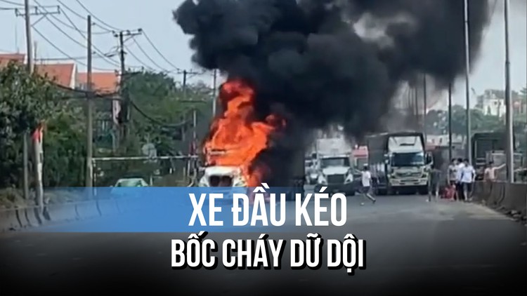 Cận cảnh xe đầu kéo bốc cháy dữ dội, tài xế thoát ra ngoài