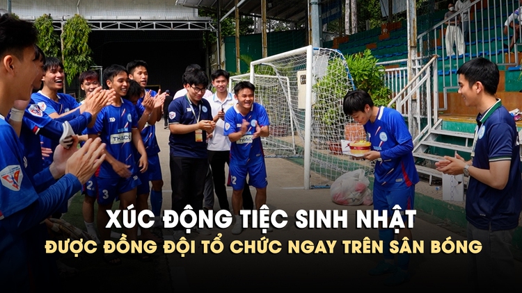 Xúc động tiệc sinh nhật được đồng đội tổ chức ngay trên sân bóng ngay sau tiếng còi mãn cuộc