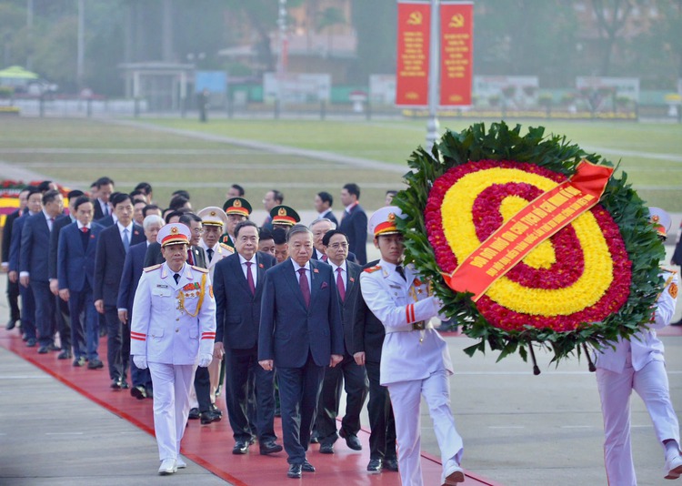 Tổng Bí thư Tô Lâm và đại biểu Đại hội XIV viếng Lăng Bác