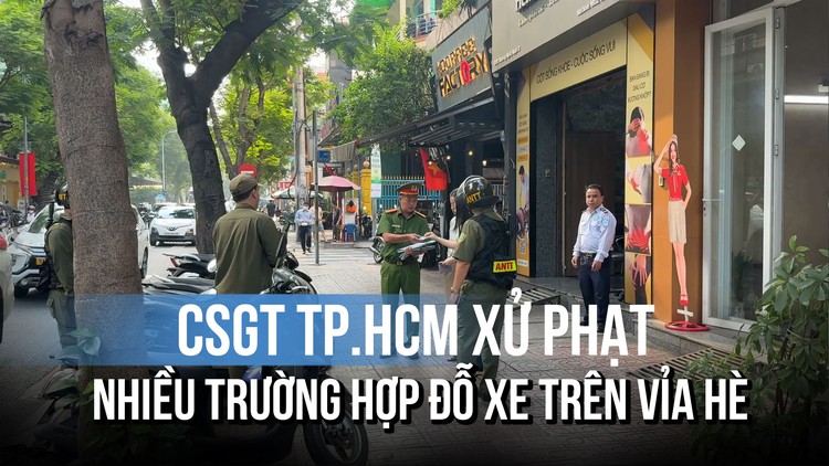 Đỗ xe máy trên vỉa hè trung tâm TP.HCM, hàng loạt trường hợp bị CSGT phạt