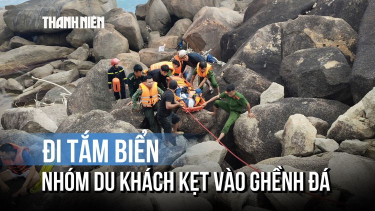 Giải cứu nhóm du khách nước ngoài bị sóng lớn đánh mắc kẹt vào ghềnh đá