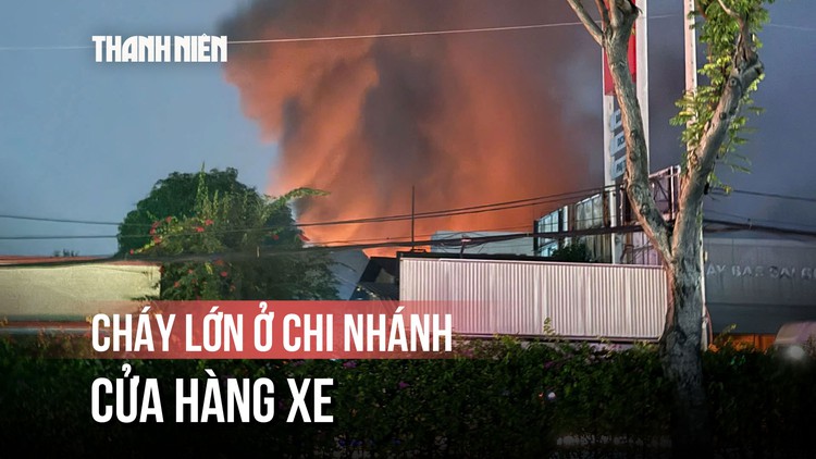 Cháy dữ dội chi nhánh cửa hàng xe ở TP.HCM trong tối đầu năm 2026