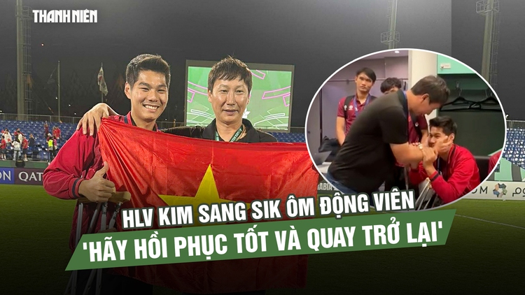 HLV Kim Sang-sik ôm động viên Hiểu Minh: 'Hãy hồi phục tốt và quay trở lại'