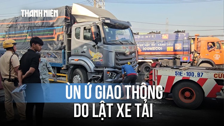 Xe tải tông dải phân cách, giao thông cửa ngõ TP.HCM ùn ứ