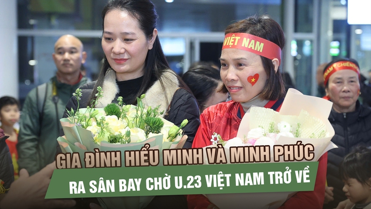 Gia đình Hiểu Minh và Minh Phúc ra sân bay chờ U.23 Việt Nam trở về
