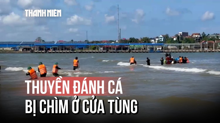 Một ngư dân sống sót sau khi thuyền đánh cá bị chìm tại cửa Tùng