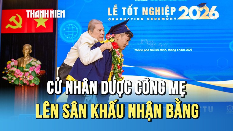 Khoảnh khắc lay động con tim: Cử nhân tốt nghiệp xuất sắc cõng mẹ lên sân khấu nhận bằng