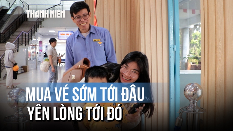 Vé tàu tăng giá, người dân vẫn tranh thủ mua sớm để về quê