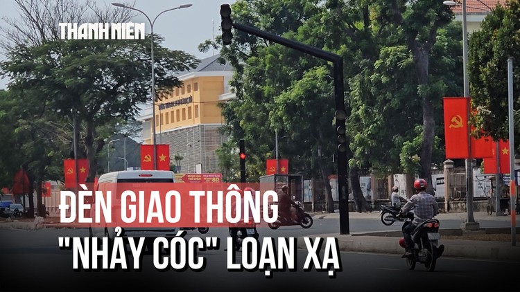 Thót tim tại giao lộ có đèn giao thông “nhảy cóc” loạn xạ khiến người dân thắng gấp