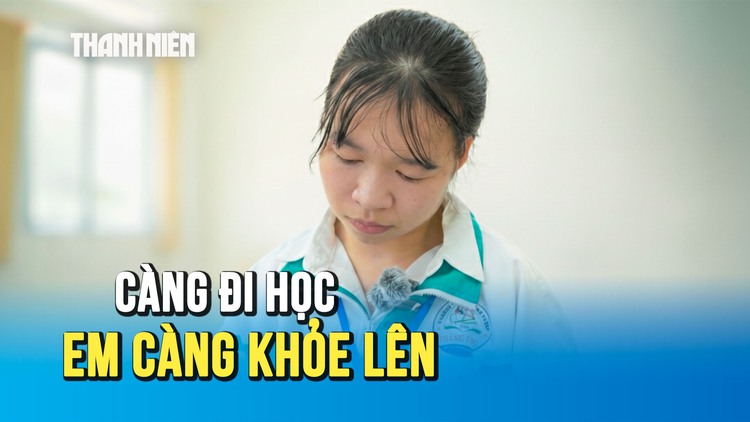 Nữ sinh bại não và ước mơ làm giáo viên trên đôi chân của bố.