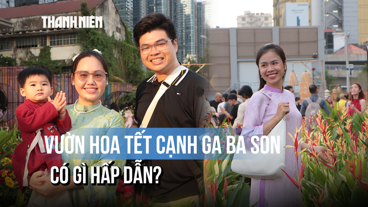 Người dân TP.HCM nôn nao đón tết, rủ nhau check-in vườn hoa tết cạnh ga Ba Son