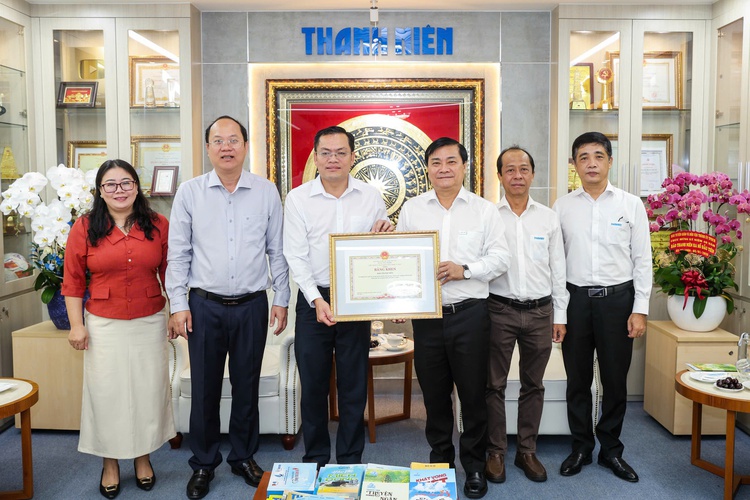Báo Thanh Niên nhận bằng khen của Chủ tịch UBND tỉnh Cà Mau 
