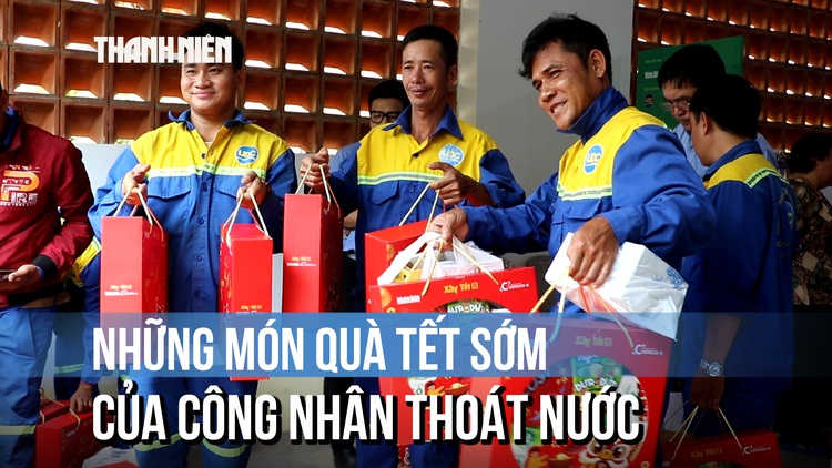 Công nhân thoát nước TP.HCM đón Tết sớm ngay tại nơi làm việc
