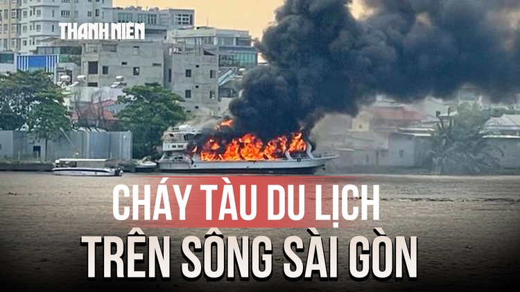 Cháy tàu du lịch trên sông Sài Gòn, khói đen bốc cao ngùn ngụt