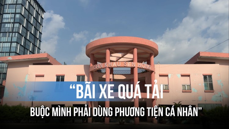 Sân khấu Sen Hồng làm bãi gửi xe máy tuyến metro số 1: Người dân nói gì?