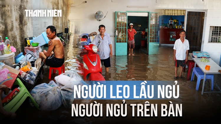 Khổ sở vì nước ngập từ chiều tới sáng ở TP.HCM: Người ngủ trên bàn, người phải rời nhà