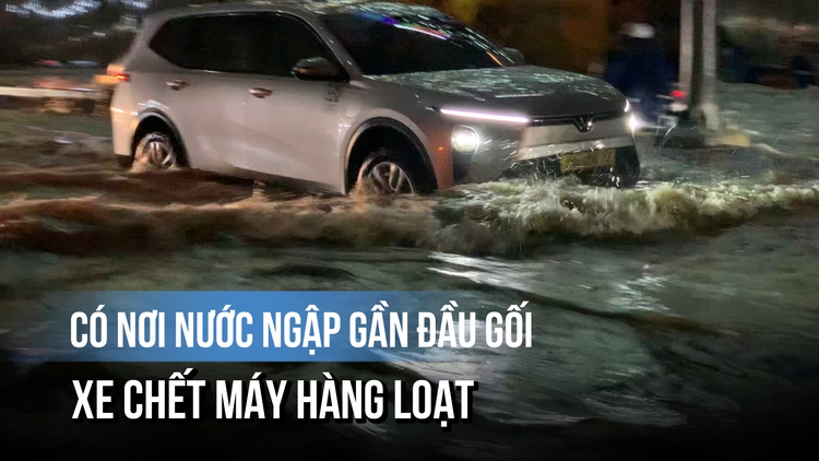 Mưa lớn giờ tan tầm ở trung tâm TP.HCM: Có nơi nước ngập gần đầu gối, xe chết máy hàng loạt