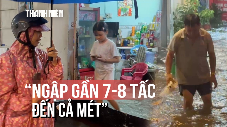 Giữa cơn mưa lớn, cả con hẻm ở TP.HCM chìm trong nước: 'Nhà cao hơn cũng bị tràn vào'