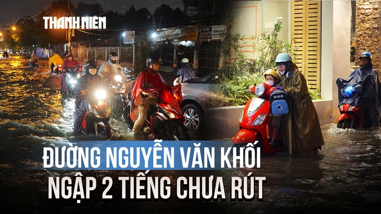 Mưa lớn ở TP.HCM, đường Nguyễn Văn Khối ngập hơn nửa mét suốt 2 tiếng chưa rút