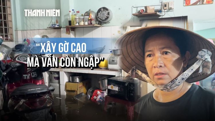Buổi tối chật vật vì mưa lớn: Người kê bếp, người chắn cửa, người dắt xe qua dòng nước